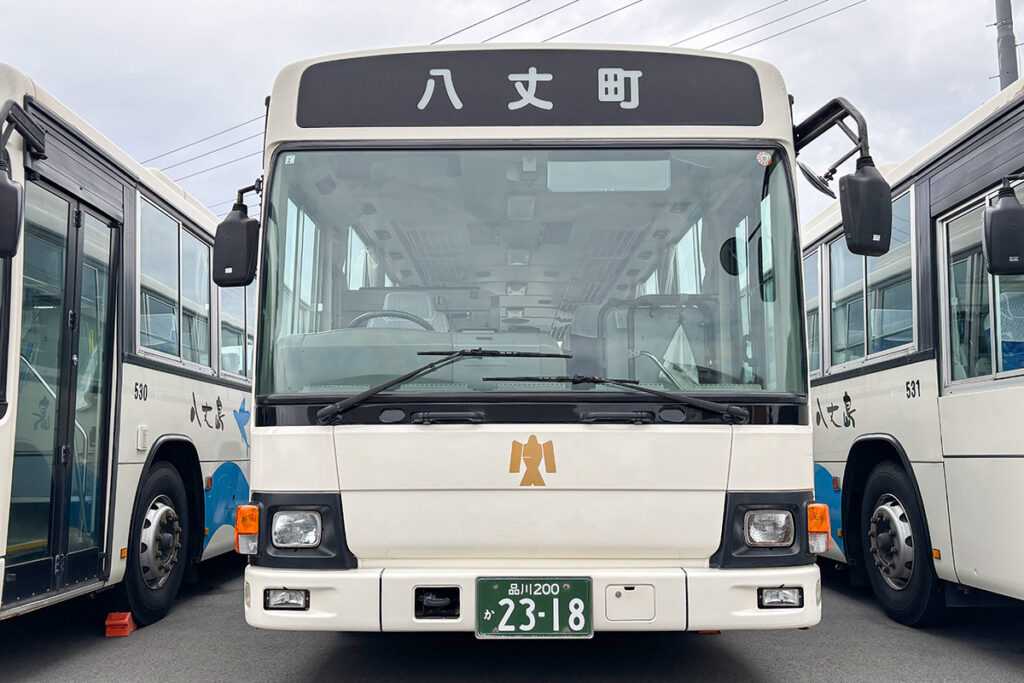 観光仕様の日野ブルーリボンII。行先表示部分は「八丈町」で固定