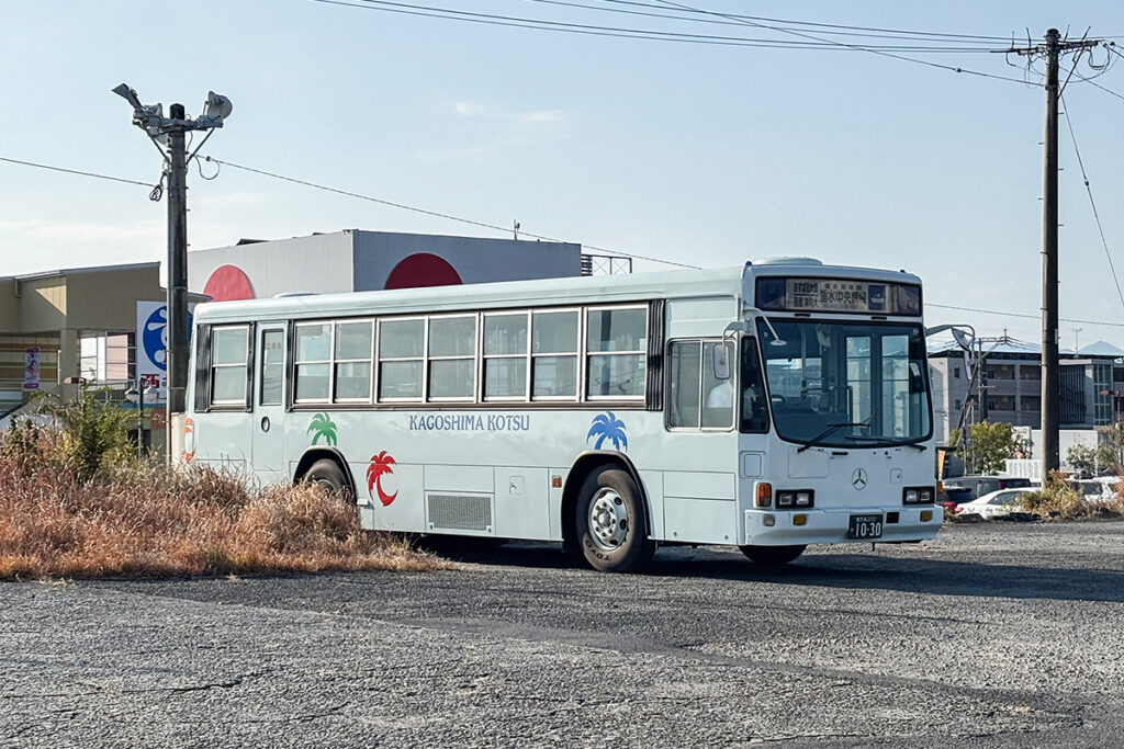 1996年式のKC-LV380L。整然と並ぶアルミサッシ窓が懐かしい