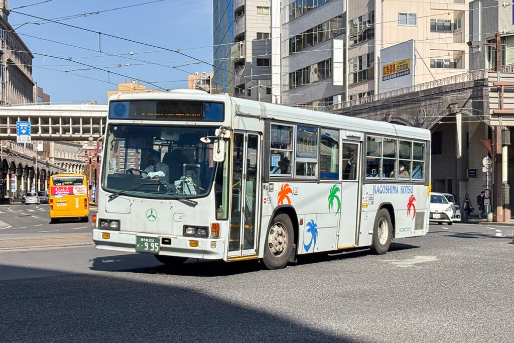 鹿児島市内を走行中の1996年式のKC-LV380L