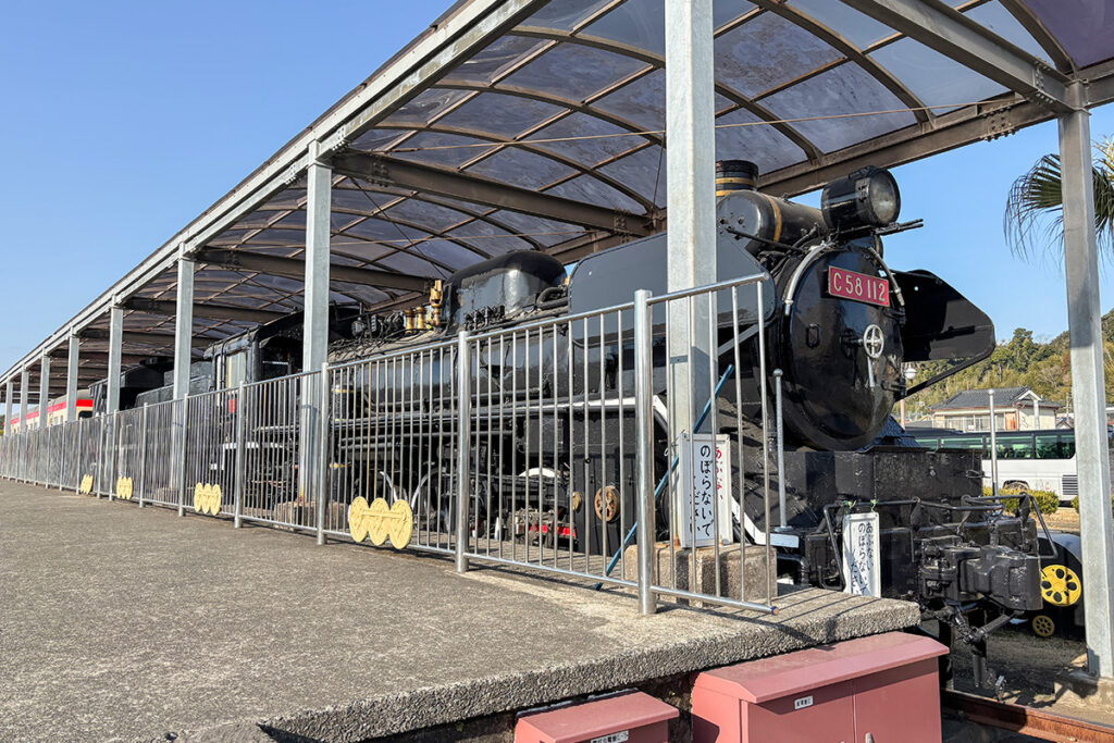 展示スペースの片側にはプラットホーム風の設備が作られている