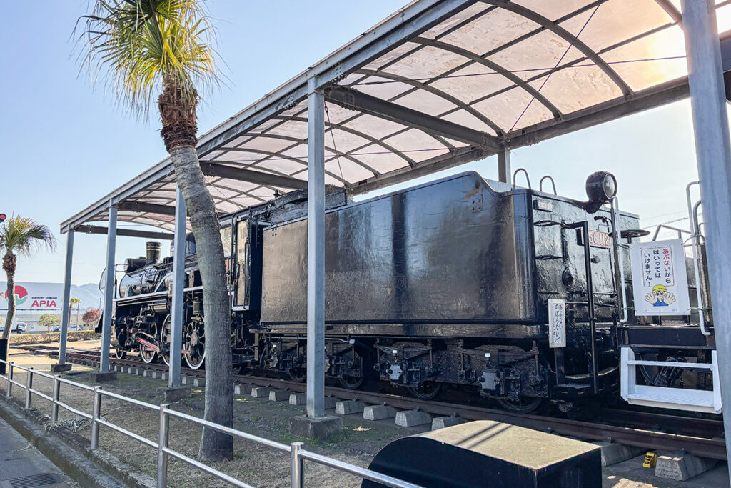 機関車のほぼ真正面に現在のJR志布志駅／志布志駅前バス停がある