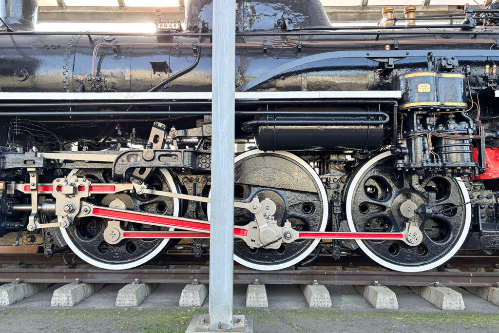 日本型の蒸気機関車の場合、ロッドが下に降りている状態が特に美しいと言われている