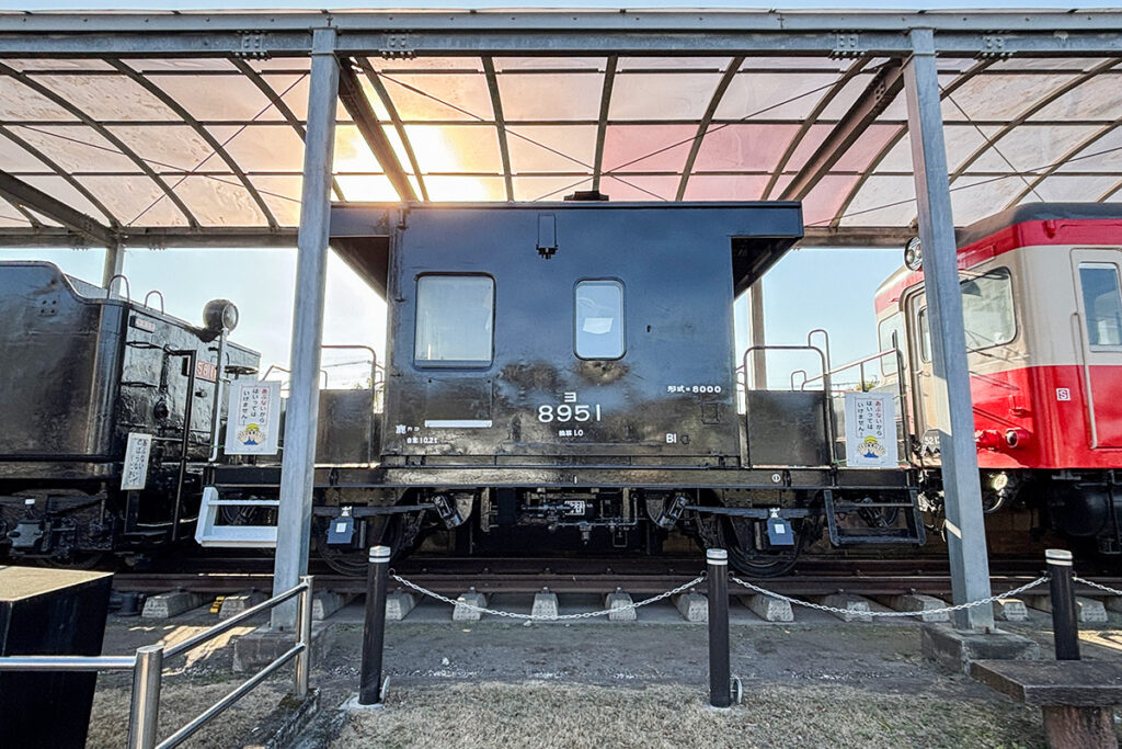 志布志の鉄道記念公園には車掌車のヨ8000とキハ52形も一緒に展示されている