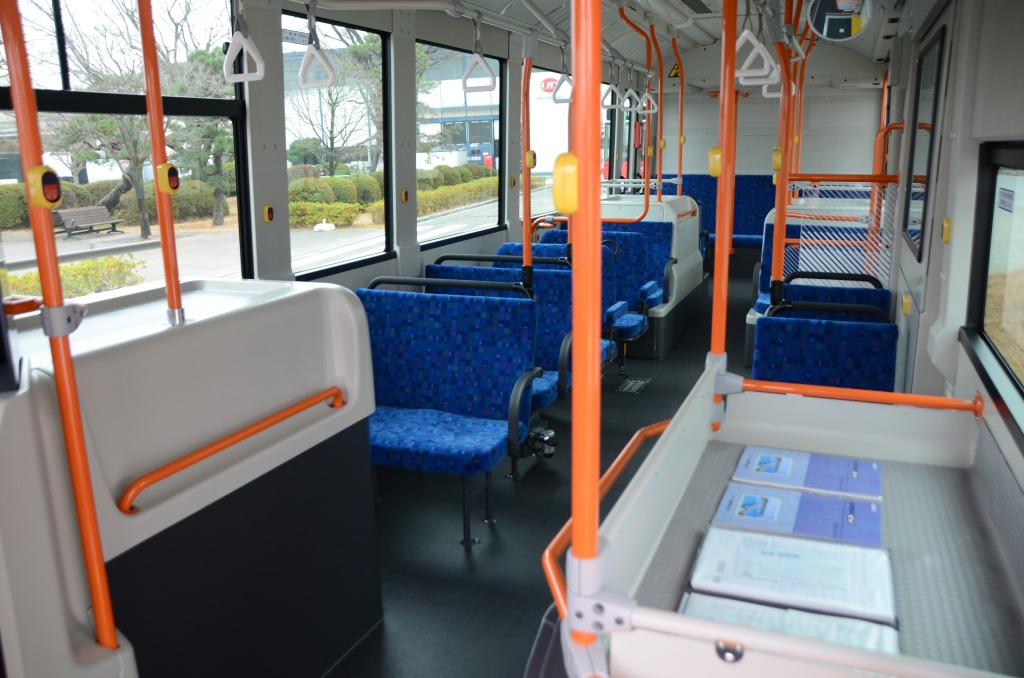 いすゞエルガEVの車内はノンステ・フルフラット。大きくタイヤハウスが床面積を奪うが、シートは郊外型タイプで座席定員を多くした仕様だ