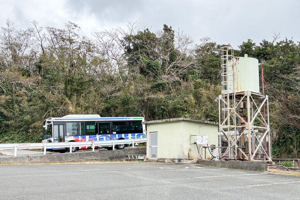 ふれあいの湯も昼間のバスが建物前までやってくる