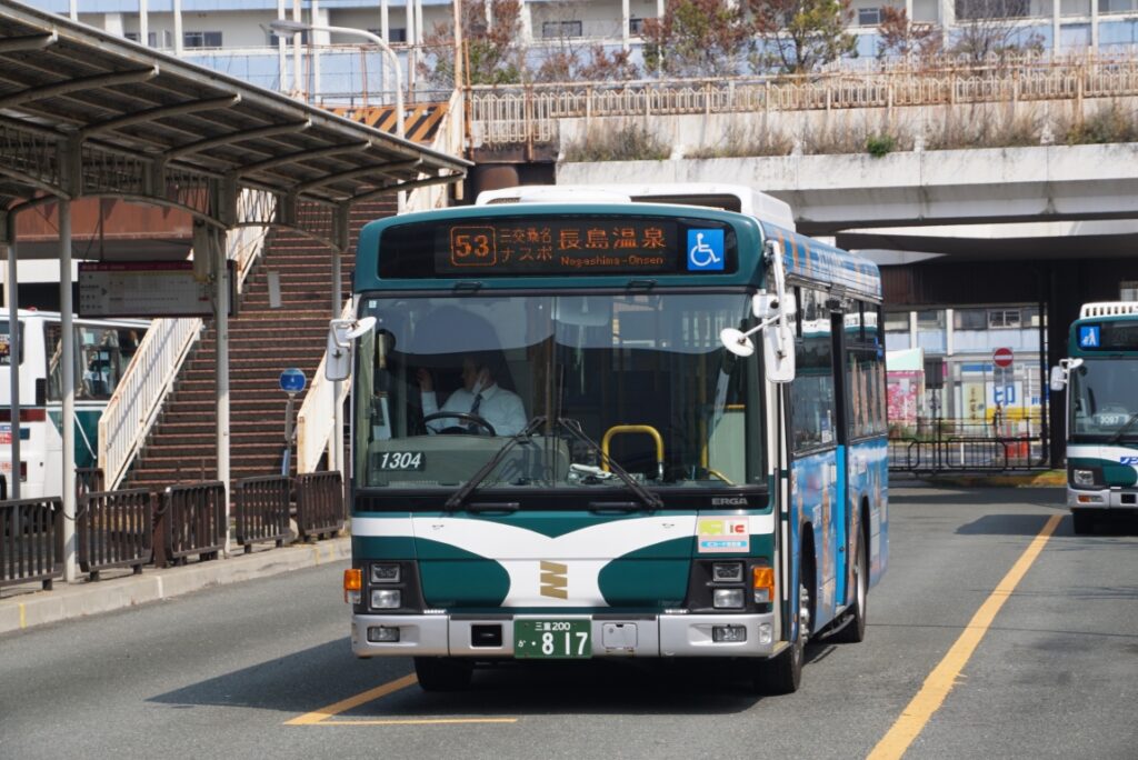 定期便は路線車が基本だが…