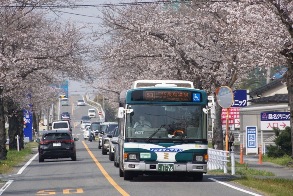 桜の中を走る日野ブルーリボン