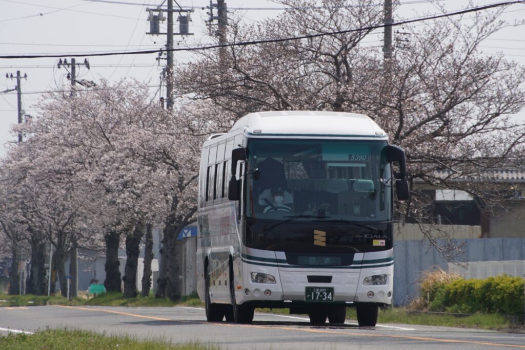 回送中の三重交通いすゞガーラ