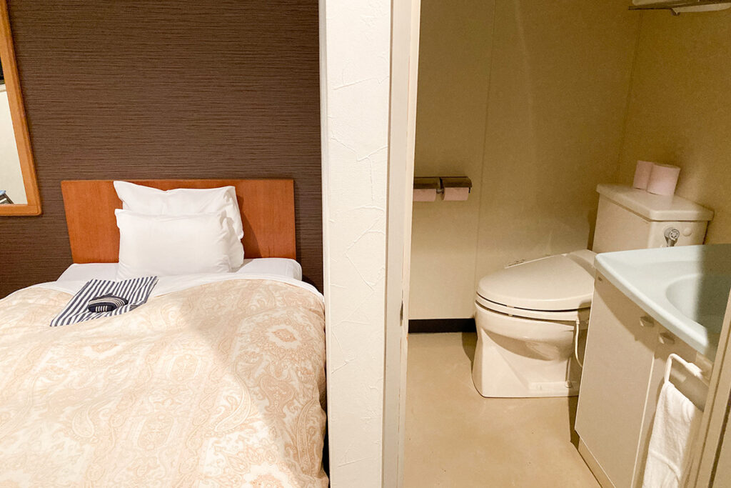 通してくれた部屋の居住区画とトイレの床面積がほぼ同じでした