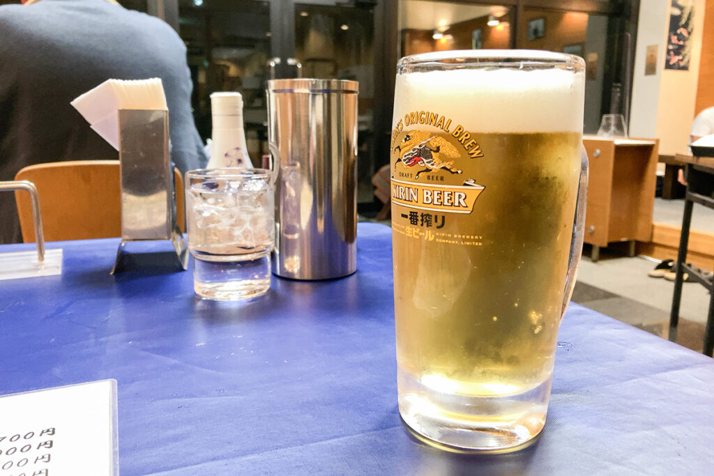 お冷やは奥に、麦ソーダは手前に