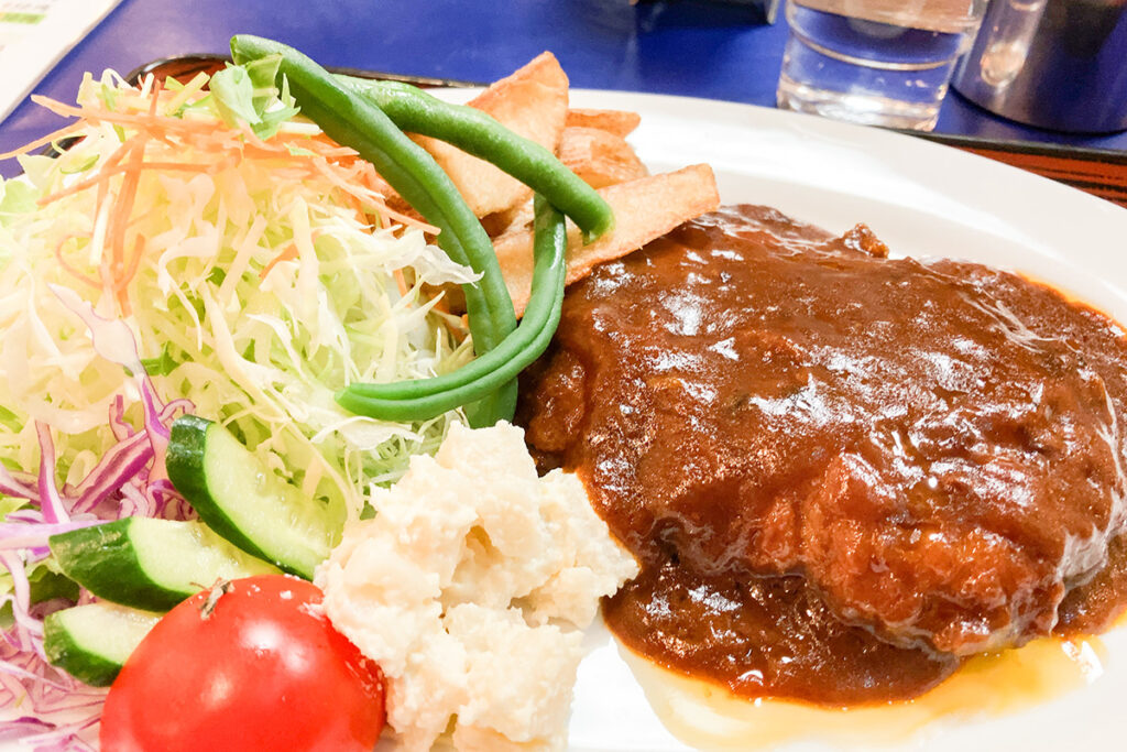 ラム肉のハンバーグで飲む。ツウはソースなしで嗜むとかなんとか