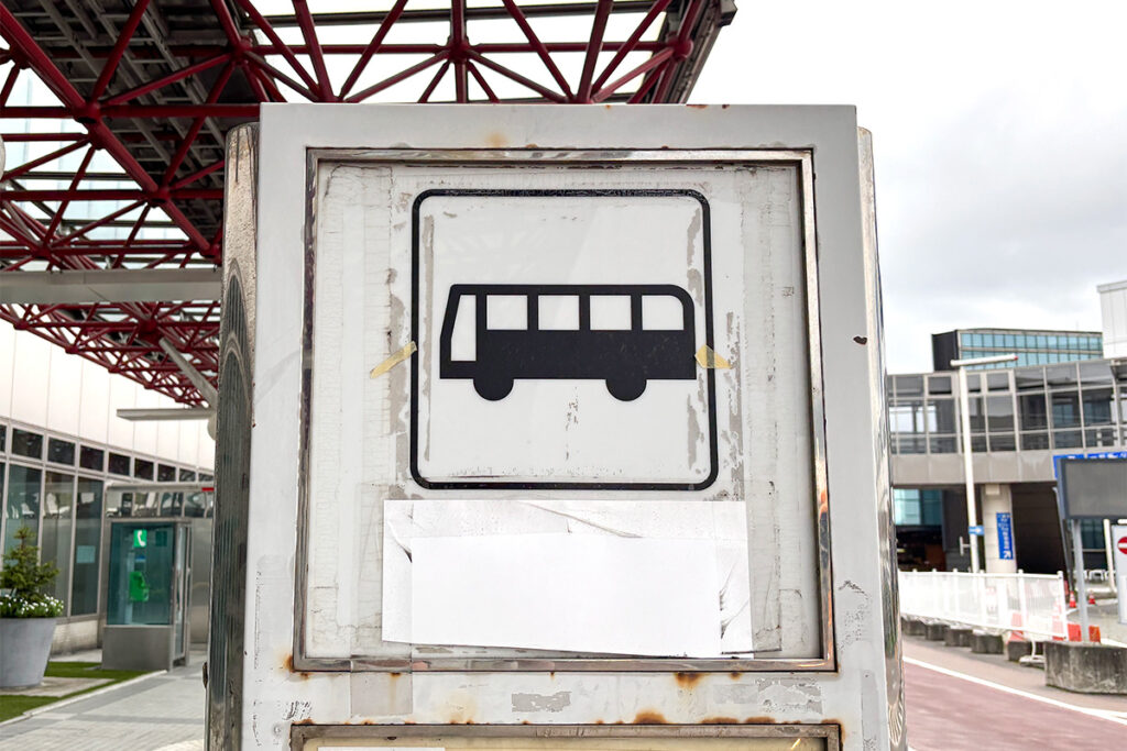 ピクトグラムを添えれば文字情報に頼らなくてもバスに関係する設備だとわかる