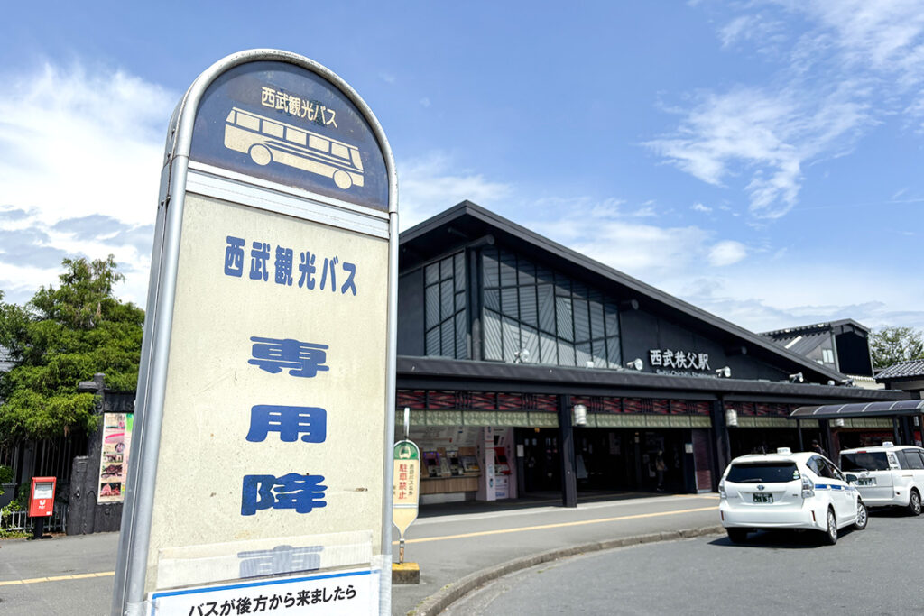 規格品全盛だからこそ最高のプレミアム!?　バス停標識の独立系ピクトグラムが味わい深い!