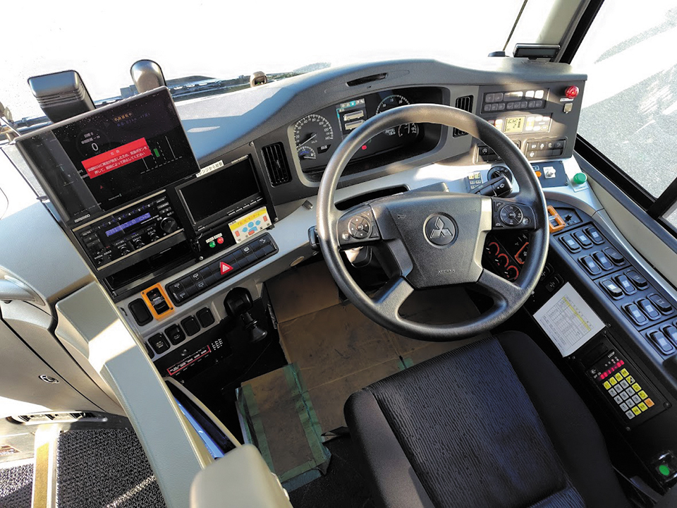 運転席周りにはボタンとモニター類を追加。停止状態から発進時の合図はボタンで操作