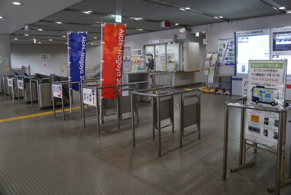 無人のラッチがあるのが鉄道らしいといえばらしい？