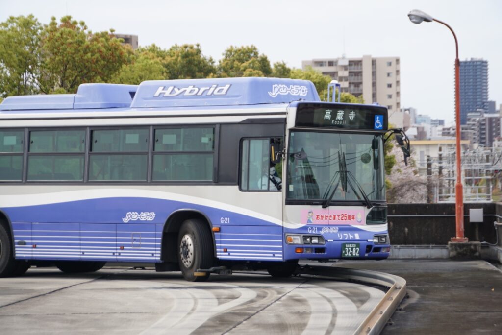 転回場で案内輪を左に押しつけて折り返しのホームに入線する