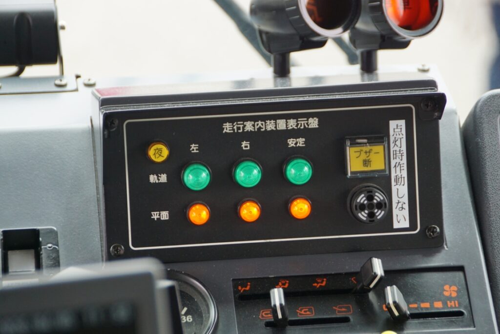 普通のバスには見られない表示器が並ぶ