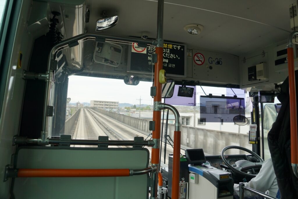 運転士は操作が不要なのでハンドルを握っていない
