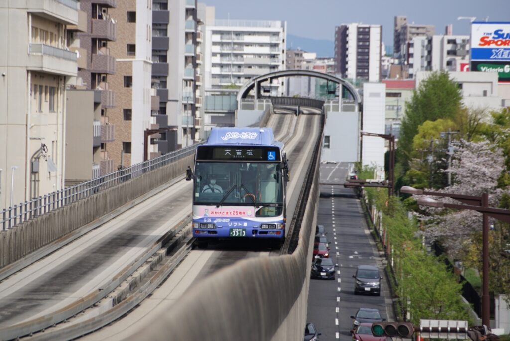 爆発的に増加した乗客をさばききれなくなっている現状