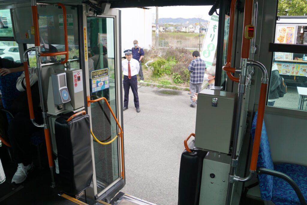 いまどきツーステップ車なのは案内輪装置のため