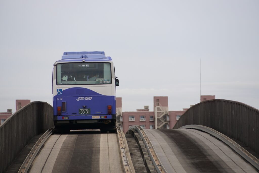 この幅では道路に転換してもバスは走れない
