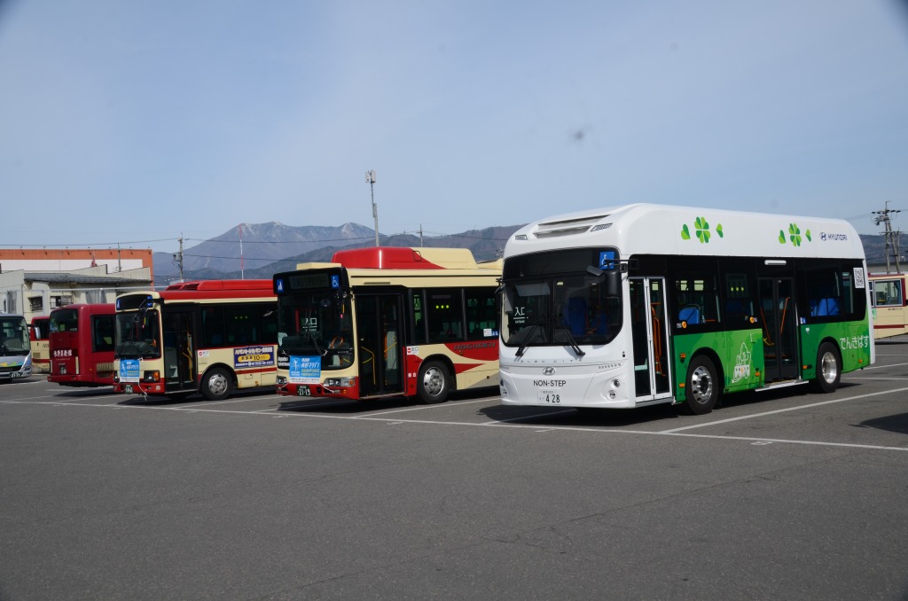 長電バス本社車庫にて待機中のエレクシティ タウン。奥に駐車中の長電バスの路線車に並ぶとちょっと浮いて見える!?