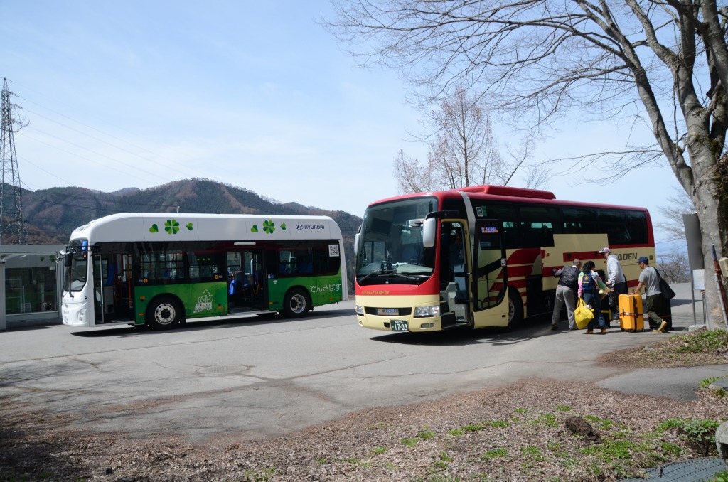 「スノーモンキーパーク」で長電の急行便に遭遇。観光客が多く乗車する。ほとんどがインバウンド客だ。エレクシティ タウンも並んで待機