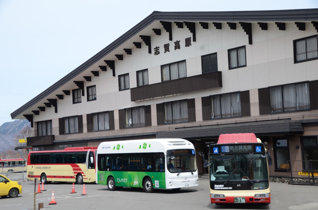 志賀高原山の駅に到着。スキーシーズンも終わり、ロッジはクローズ状態だったが、ここをポイントとする観光客の姿は少なくない。ここでは長電バスの急行車、路線車と一時ランデブーというラッキータイムとなった