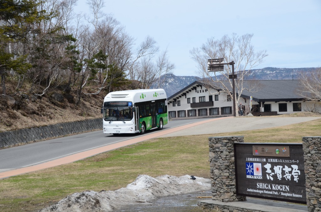 今回の“ほぼ登山試乗”の折り返し点、志賀高原山の駅を後に復路出発。帰路は下り坂となるので、回生ブレーキの働きをチェック!!<br><br>