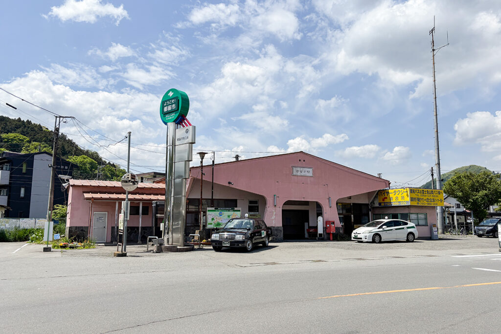 富士急行線の都留市駅。旅情を感じる佇まいが魅力