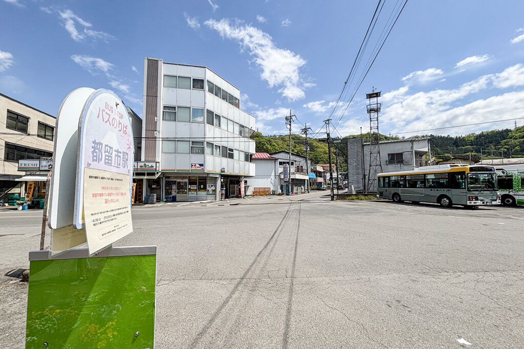 都留市駅の隣に置かれているバス乗り場