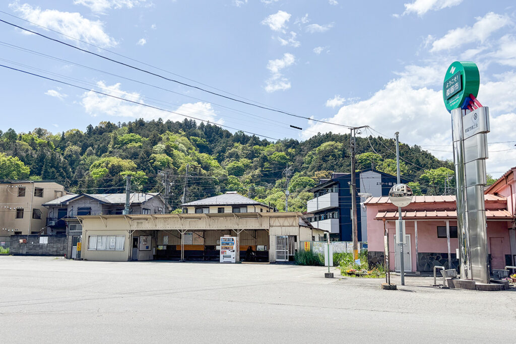 昔の「バス駅」にも通ずるレトロな作りのバス待合室と事務所