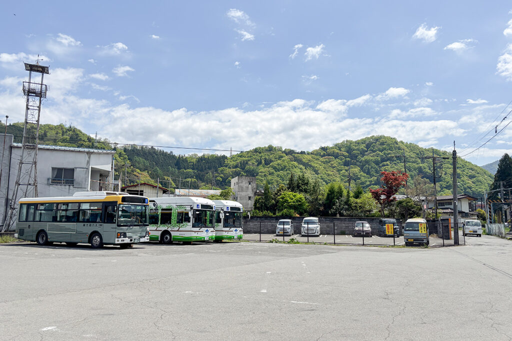 十分なスペースの転回場と車両待機所が設けられている