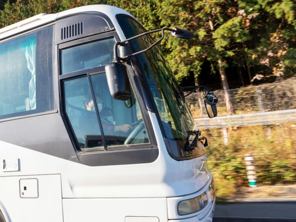 12m貸切車を中央道で運転する記者