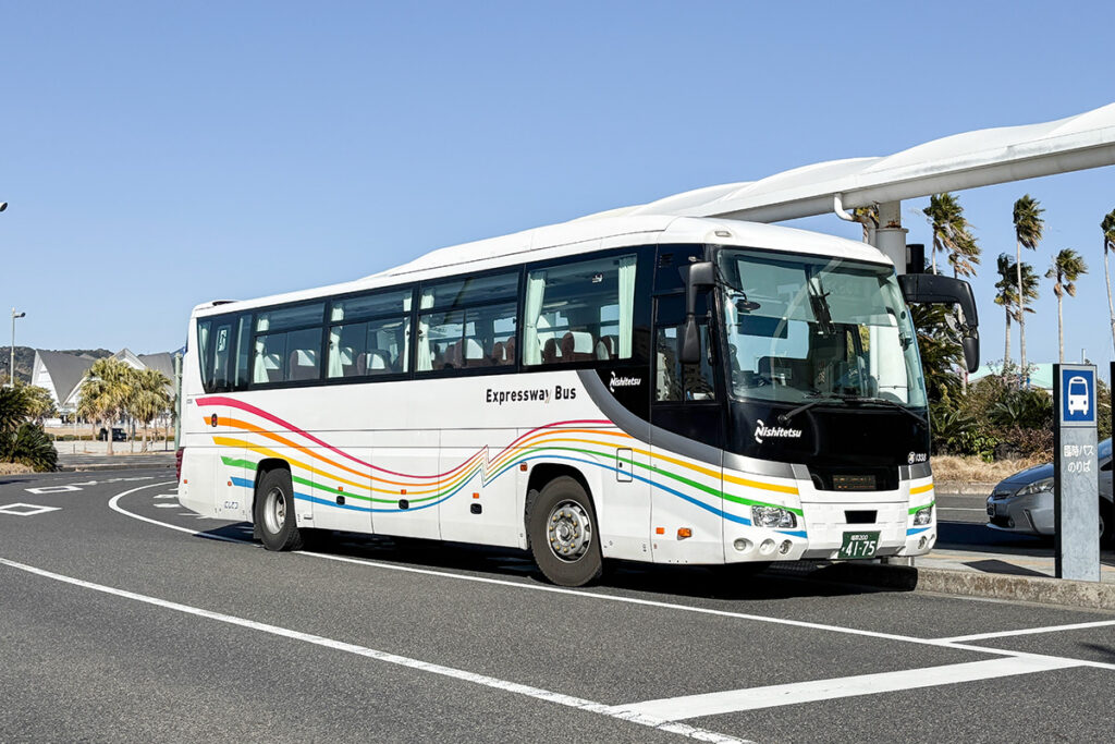 遠く福岡から足を伸ばす西鉄バスの高速車