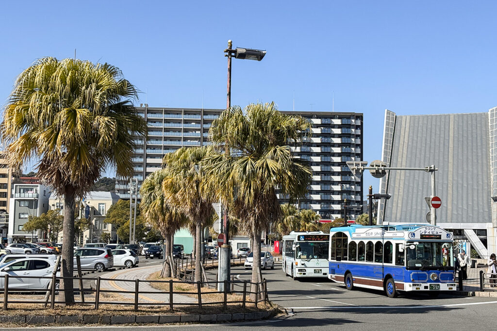 桜島フェリーターミナルの前には高頻度で路線バスが来る