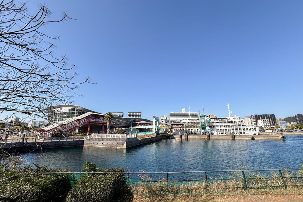 水族館を背にして眺めた桜島フェリーターミナル