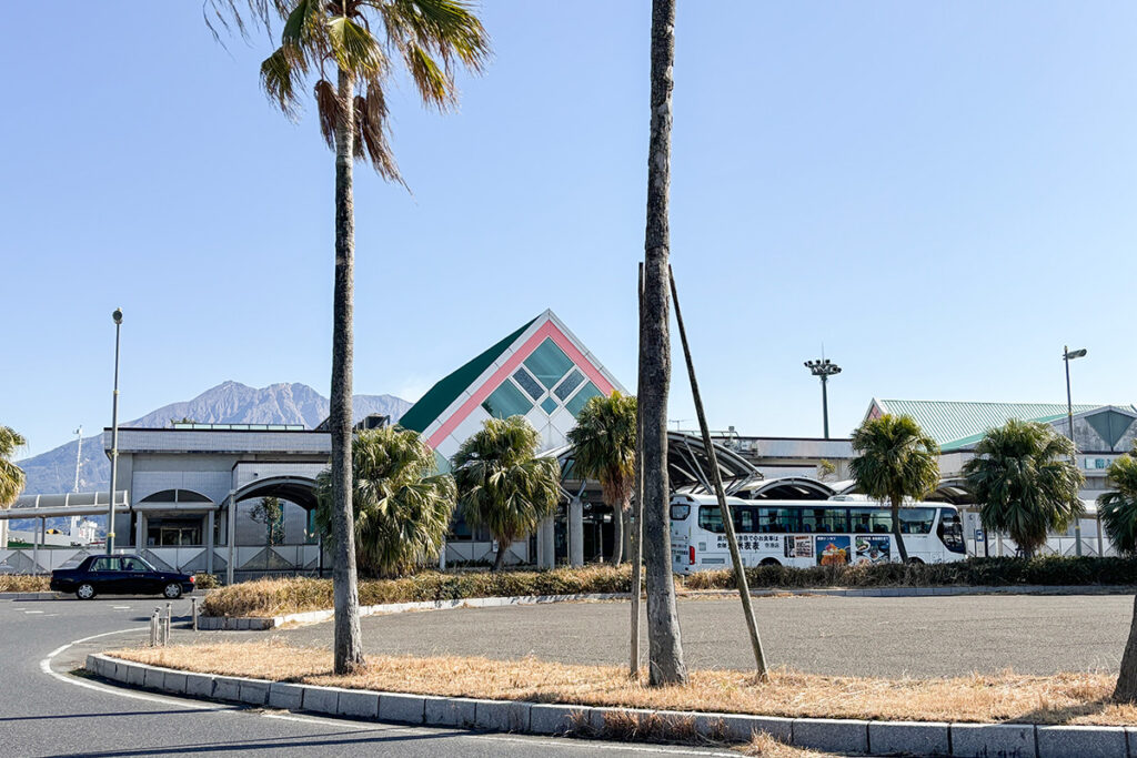 ロータリーの奥に三角屋根のターミナルが建つ南ふ頭