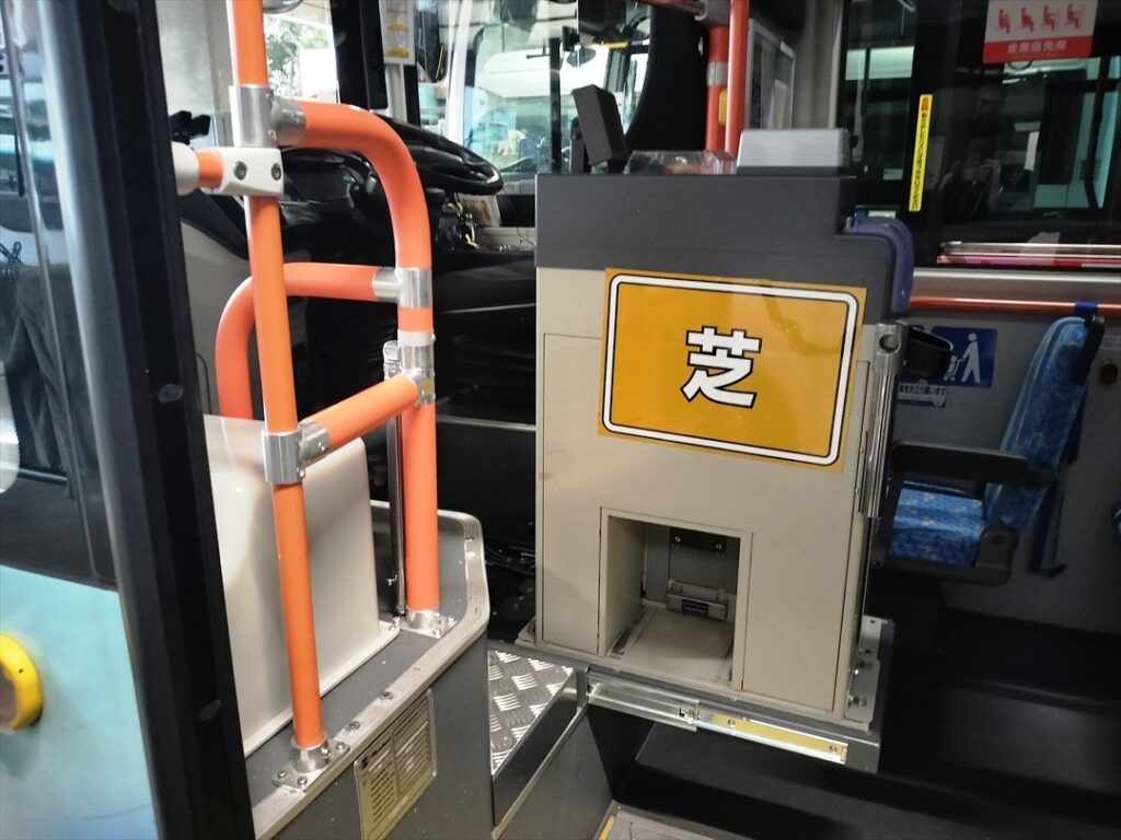 芝ルートだけにEV車が使用されるので誤乗防止用のルート表示マグネットは芝のまま外さない