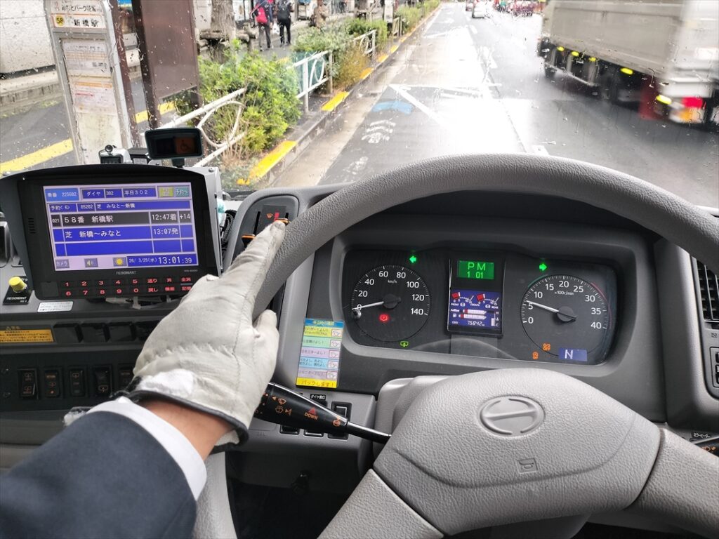 終点停留所で折り返し便の準備をする