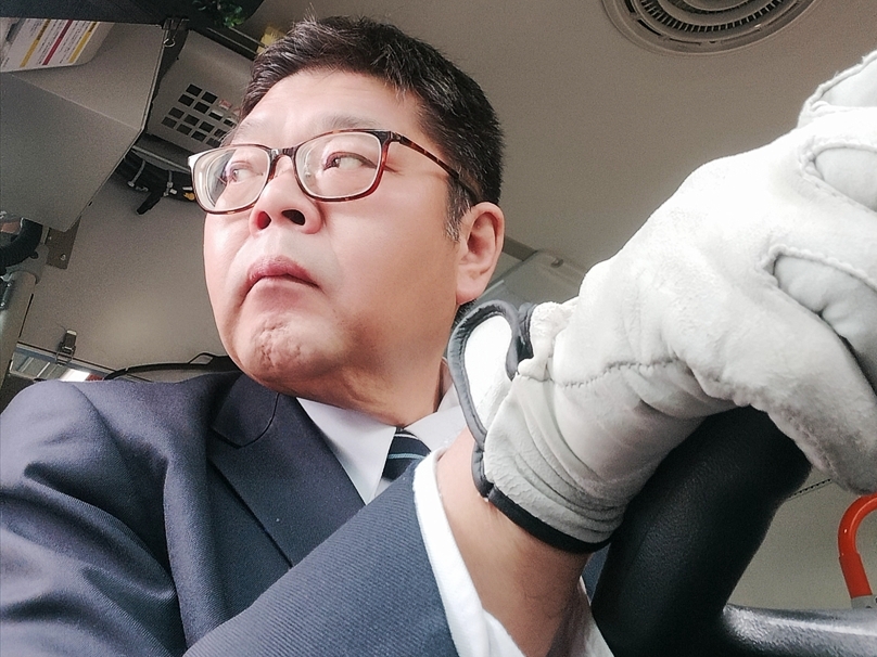 発車の際に右側の安全を確認する記者