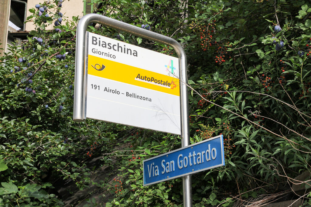 停留所。ホルンのマークが描かれている