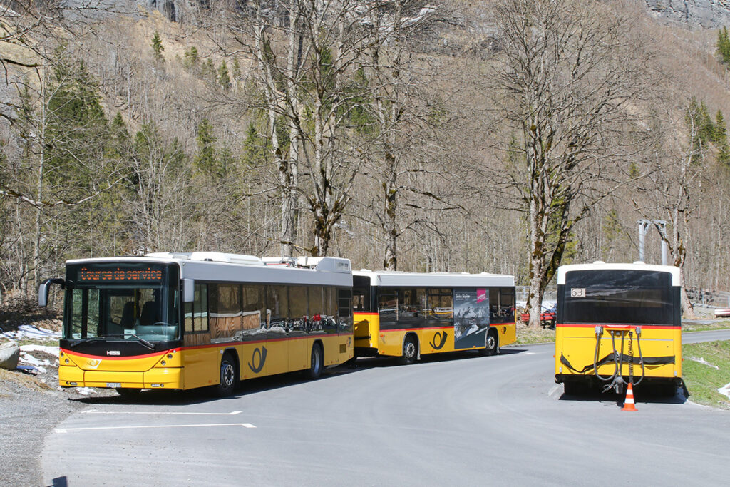 後部にトレーラーを連結することもある。右は解放されたトレーラー