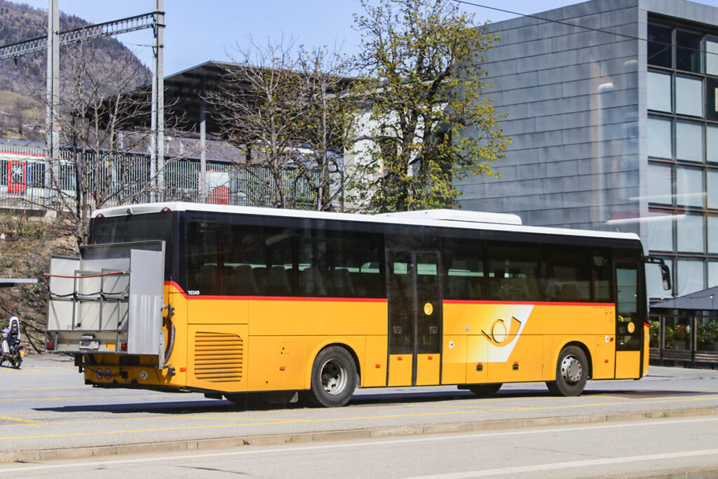 後部に荷物積載用のキャリアを設置した車両