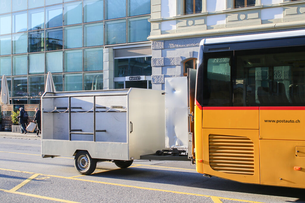 後部に連結された荷物用のトレーラー