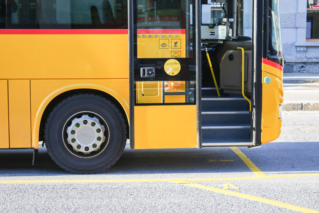 山間部で使用される中長距離用車両はステップ付きの標準床だ