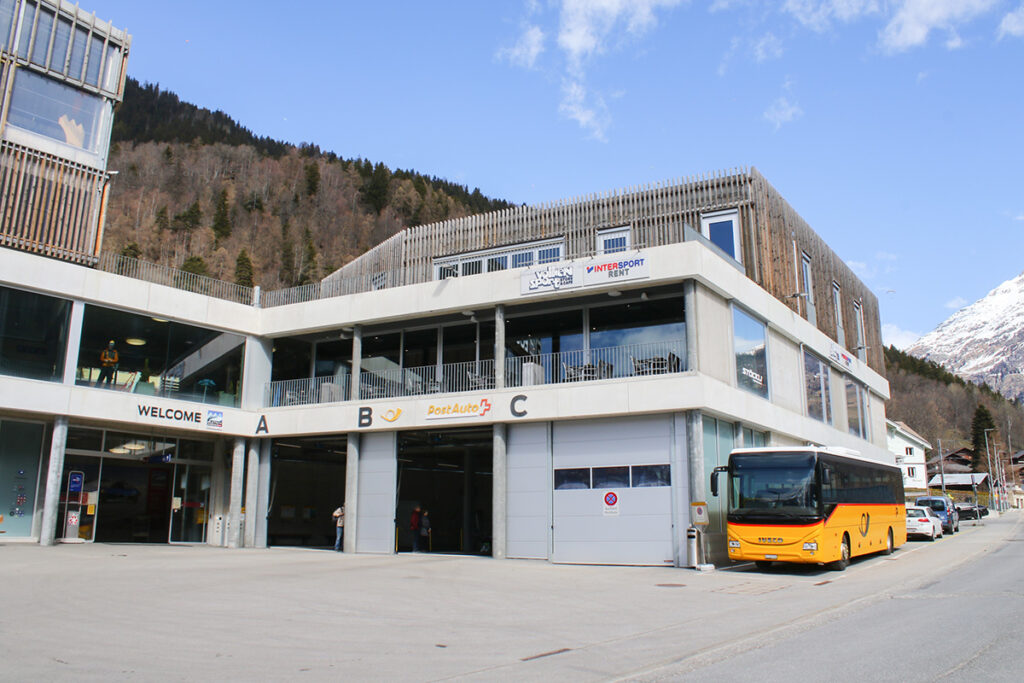 駅ビルの中に設けられた車庫兼停留所の例、フィーシュ駅