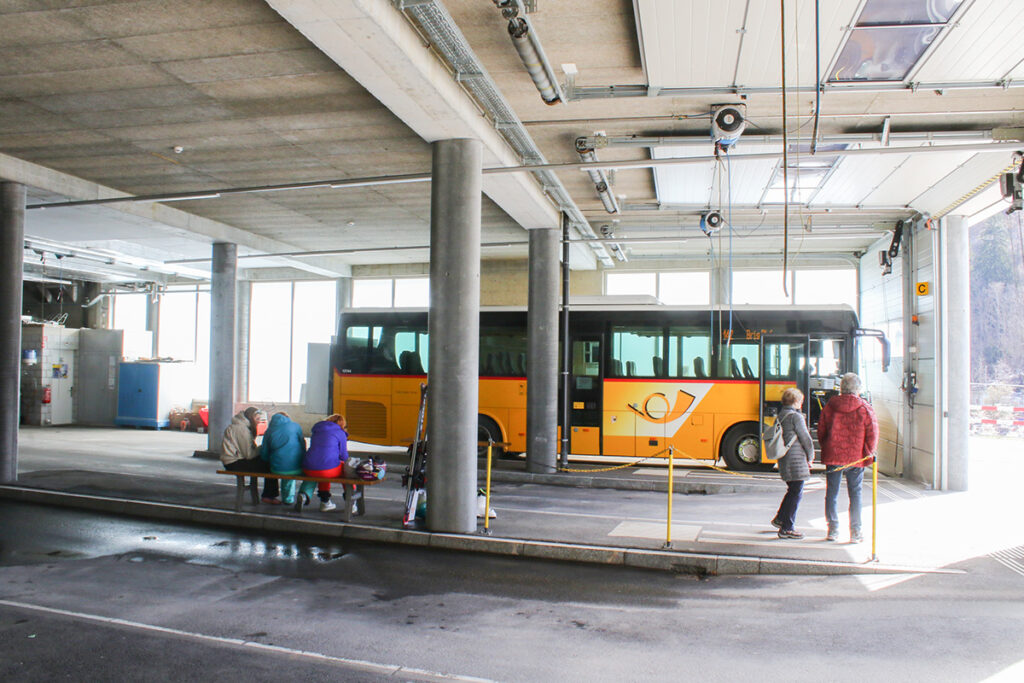 車庫の内部が停留所になっているフィーシュ駅
