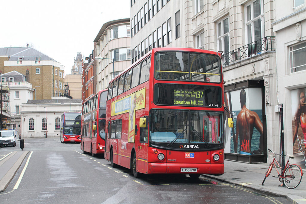 2005年式のデニス・トライデントALX400ボディ。丸目ライトが特徴だ