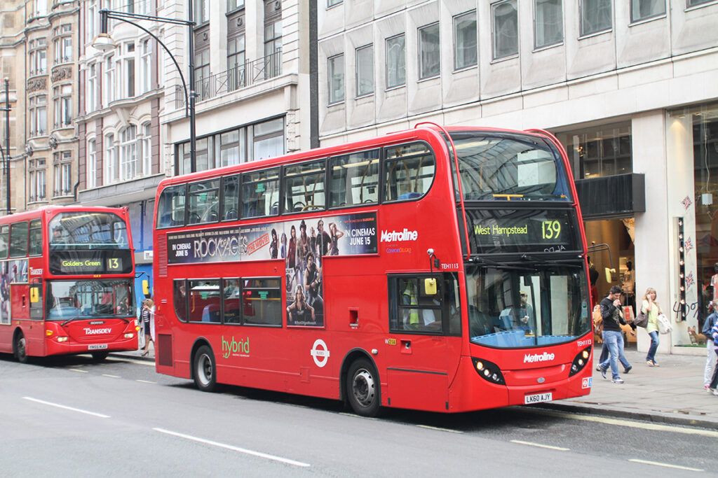2012年に撮ったロンドンバス。当時最新型だった、アレクサンダー・デニス・エンヴィロ400のハイブリッドモデル